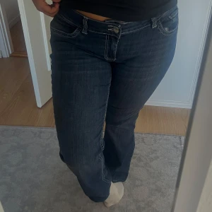 Blå bootcut jeans från Nelly  - Low waist bootcut stitch jeans från Nelly💕Nypris 699, storlek 40 pris kan diskuteras!!