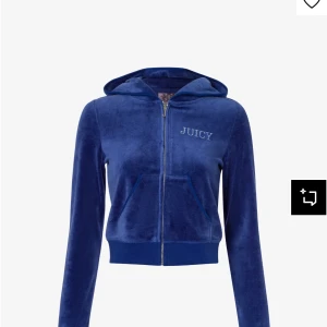 Söker blå velour hoodie från Juicy Couture - Letar efter denna blå hoodie från Juicy Couture i blå velour med glittrande stenar och broderad logga både fram och bak. Om du har den så hör av dig om du säljer den så kan vi diskutera pris❤️