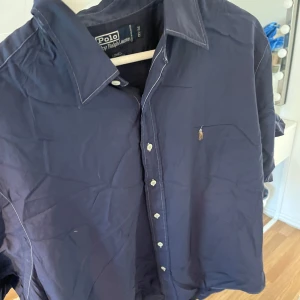 Kortärmad Ralph lauren skjorta/Pike - En Ralph lauren skjorta i Fint skick, inga skador eller fläckar. Storlek XL! Köp o sälj vidare 