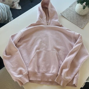 Ljusrosa Hoodie - Ljusrosa hoodie från Gina Tricot i storlek S. Använt skick. Om du vill köpa flera av mina artiklar så kommer vi överens om ett paketpris🫶