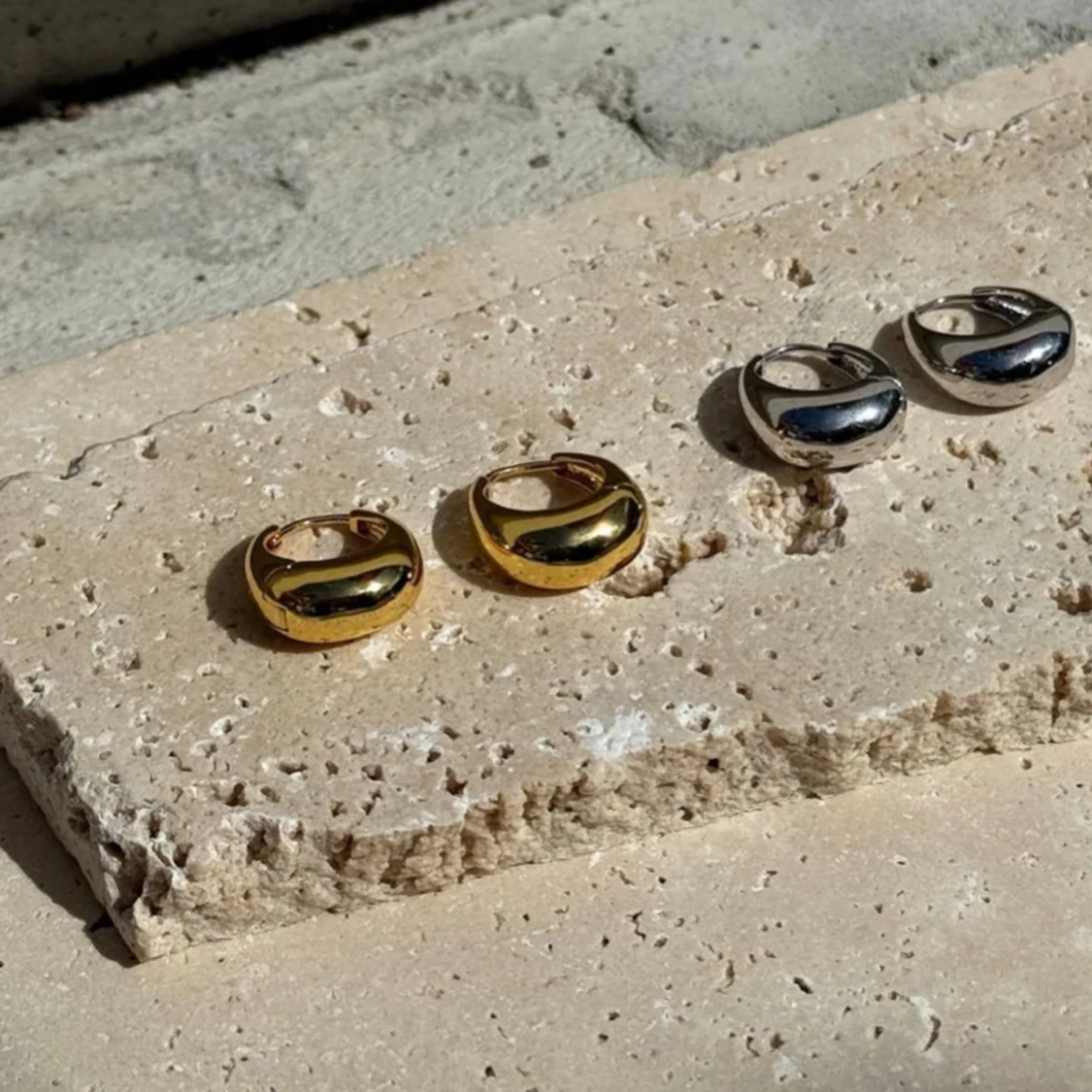 Chunky örhängen i guld från amin - 2