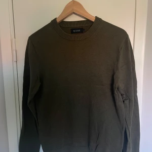 Olivgrön stickad tröja från Riley - Snygg olivgrön stickad tröja från Riley i storlek S. Tröjan har rund halsringning och långa ärmar.  Endast använd ett fåtal gånger.                                   Pris kan diskuteras!