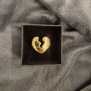 Broken heart ring guld -  GRATIS GÅVA MED VARGE ORDER!! Köp en bundle!!! Supertrendig stockholmsstil tjejer, ring guld. Gjord av stål, jag svarar och skickar alltid snabbt!