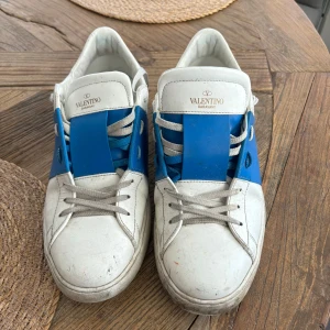 Valentino Garavani sneakers blå/vit - Tjena säljer mina otroligt schyssta valentino open skor. Ser helt nya ut om man tvättar dom snabbt, knappt använda. Orderbekräftelse finns då jag köpte dom nya för 6000 kr. Kan gå ner i pris för en snabb affär