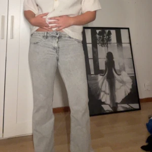 Grå bootcut jeans med låg midja - Snygga grå jeans med bootcut passform och låg midja💓 Använda 2 gånger därav mycket bra skick! Storlek 40 men ganska små i storleken