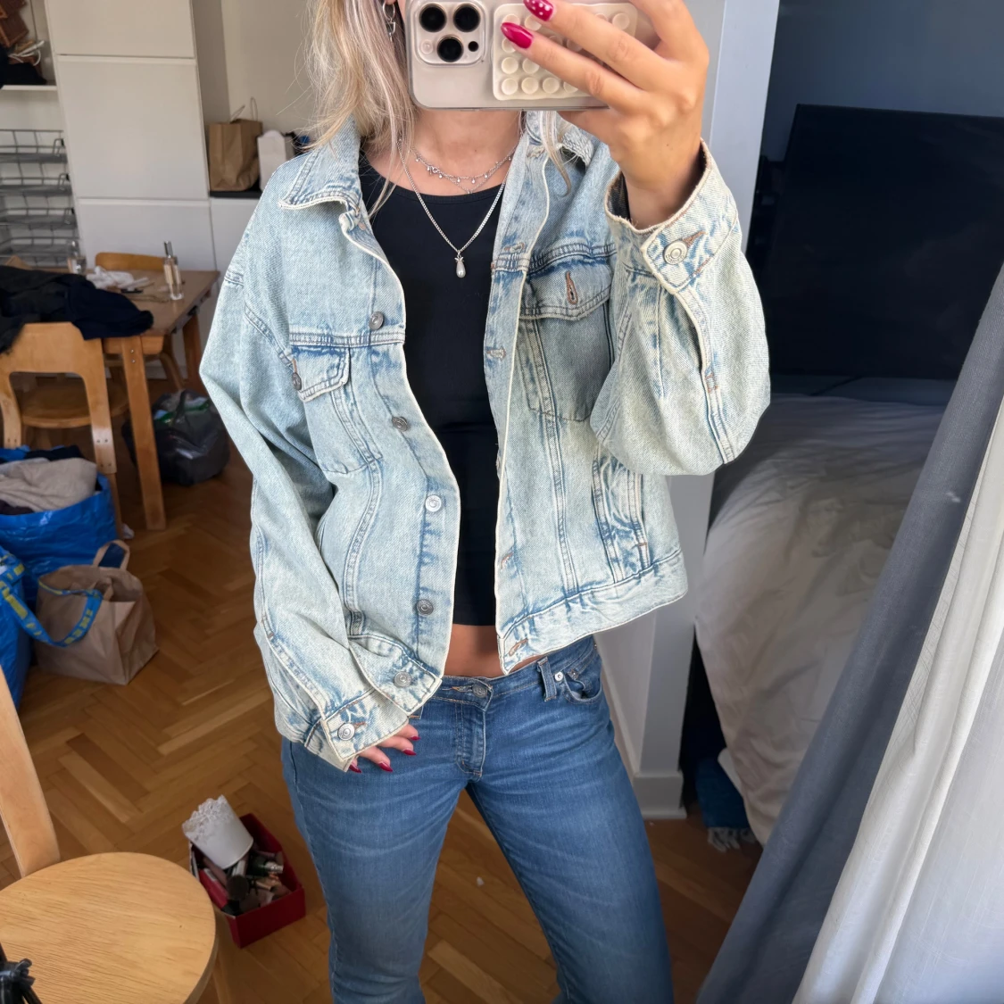 Ljusblå jeansjacka med knappar