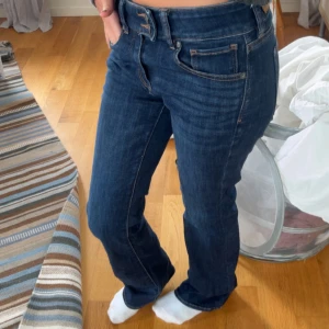 Mörkblå bootcut jeans från good American  - Snygga mörkblå jeans från Levi's med klassisk femficksdesign och bootcut-ben. Köpta i usa! Fråga om mått. Lite stora på mig.