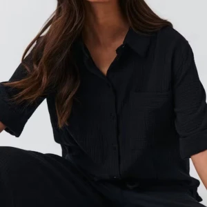 Svart skjorta - Bra skick köparen står för frakten 