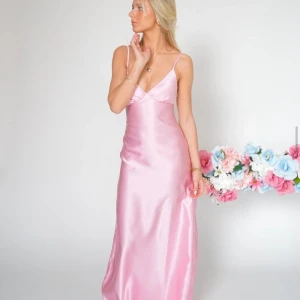 Ljusrosa långklänning i satin - Superfin ljusrosa klänning i satin material från by-Stina.se, endast använd en gång och i helt nytt skick! Passar både till bal, bröllop, fest avslutning osv. Den är ganska lång men jag tycker den sitter perfekt på mig som är 170. Så passar även någon kortare vid användning av högre skor eller om man gillar och ha den lite längre. Köpt för 1500kr och säljer för 900kr ( priset kan absolut diskuteras!) 