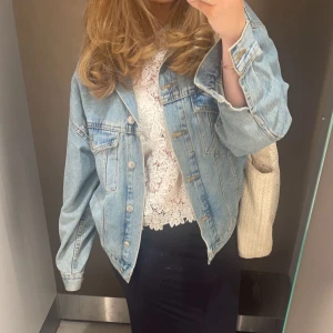 Oversized ljusblå jeansjacka - Säljer en oversized ljusblå jeansjacka med klassisk knappstängning och två bröstfickor. Jackan har lång ärm och en loose passform som ger en chill vibe.