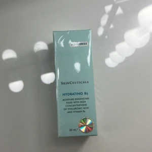 SkinCeuticals Hydrating B5 – Helt nytt! - Ge huden maximal fukt på nolltid! Detta oljefria gélserum med B5-vitamin och hyaluronsyra återfuktar, mjukar upp och stärker huden. Perfekt för alla hudtyper – särskilt fuktfattig eller stram hud.  ✨ Kan användas runt ögonen ✨ Minskar knottror och ojämnheter ✨ Förstärker effekten av din fuktkräm  Nypris: ca 1080 kr – mitt pris: 400 kr Riktigt kap, först till kvarn – de kommer inte ligga ute länge!
