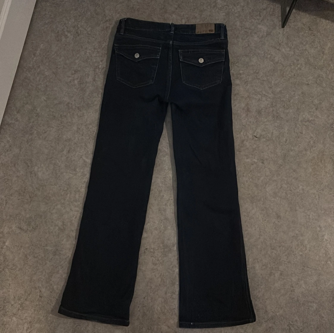 Mörkblå bootcut jeans från 157