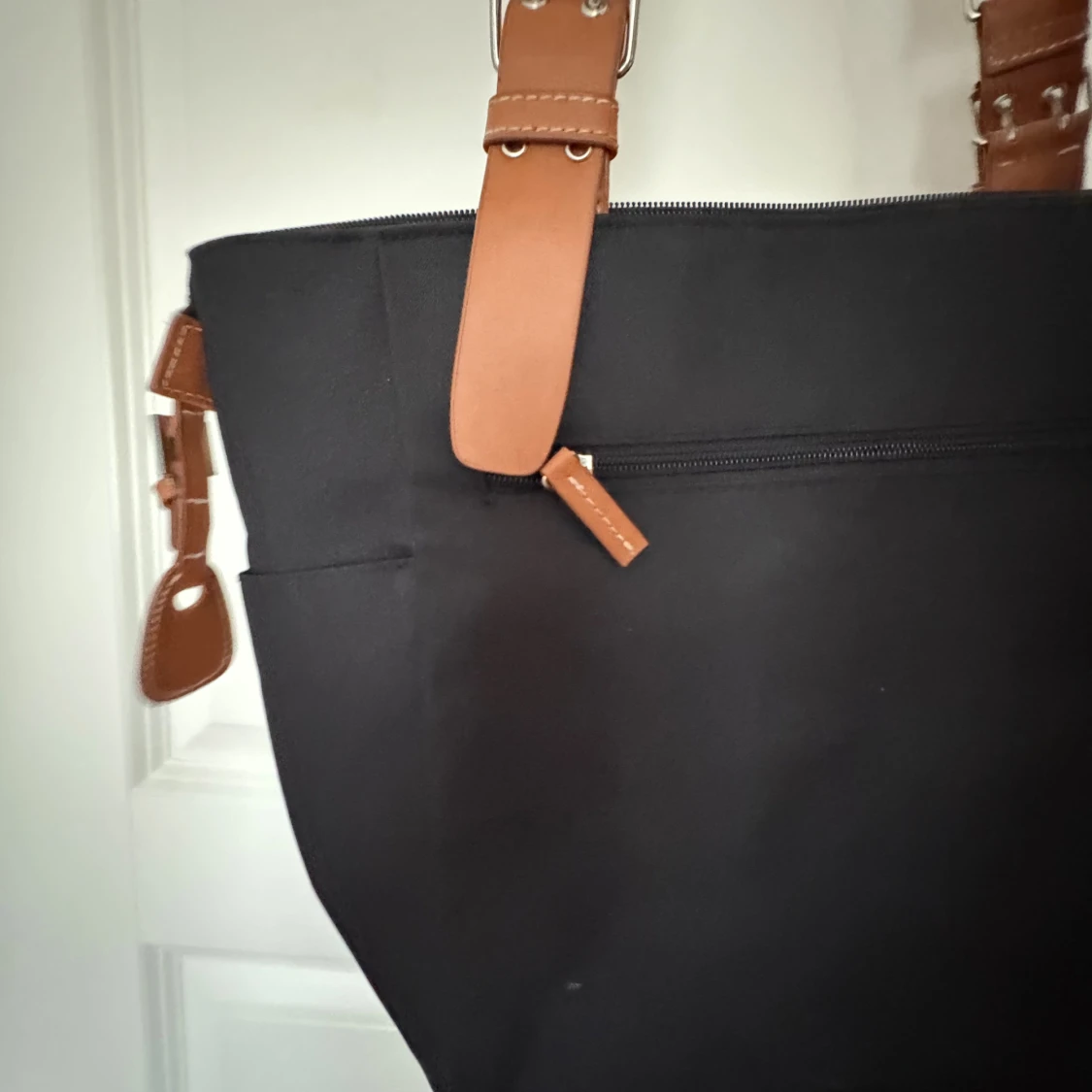 Svart axelväska med bruna detaljer! - 1