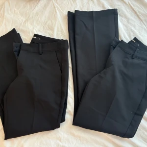 Svarta kostymbyxor - 2 för 600 kr  - Köp både kostymbyxorna för 600 kr. Nytt pris för båda är 999kr. En är vanlig och en är petite. 
