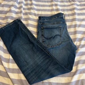 Mörkblå jeans från Jack & Jones 32/30 - Snygga mörkblå jeans från Jack & Jones i klassisk femficksmodell. Jeansen är modellen glenn slim fit bara höra av sig vid frågor 🤩