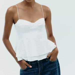 vitt peplum linne - Vitt linne från zara med volang nertill, passar både fest och till vardags. Säljer då den inte kommer till användning, enbart testad 🤍