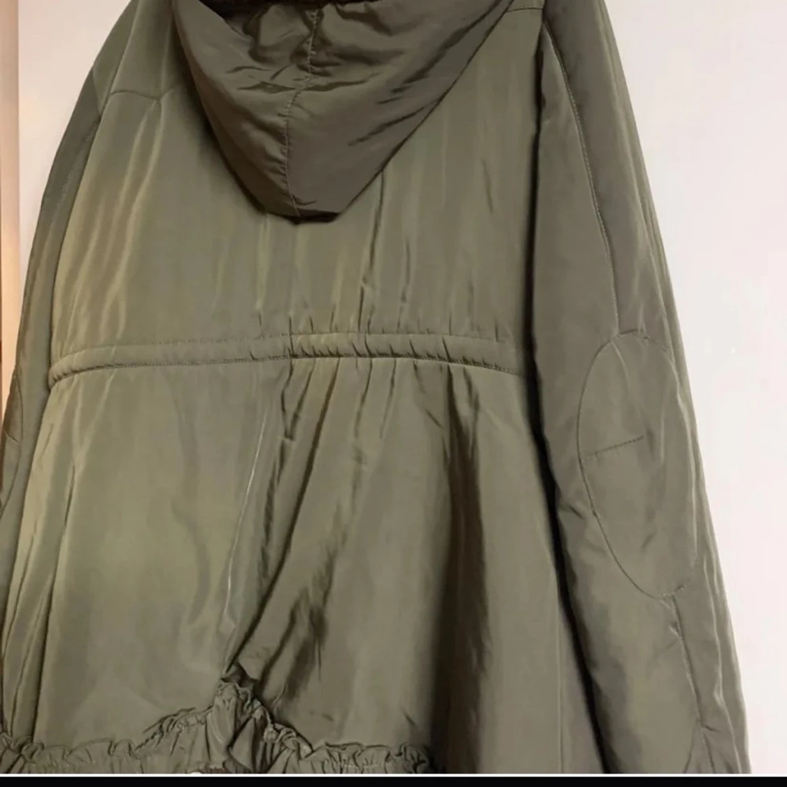 Grön parkajacka Odd Molly med volang - 1