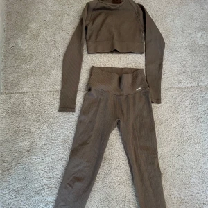 Aim’n tränings set - Ett tränings set från AIMN i färgen espresso🤍Setet är knappt använt och i bra skick!