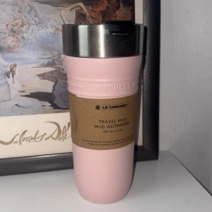 Le creuset mugg - Ljus rosa Le Creuset mugg som håller te/ kaffe varmt väldigt länge. Helt ny, perfekt skick. 