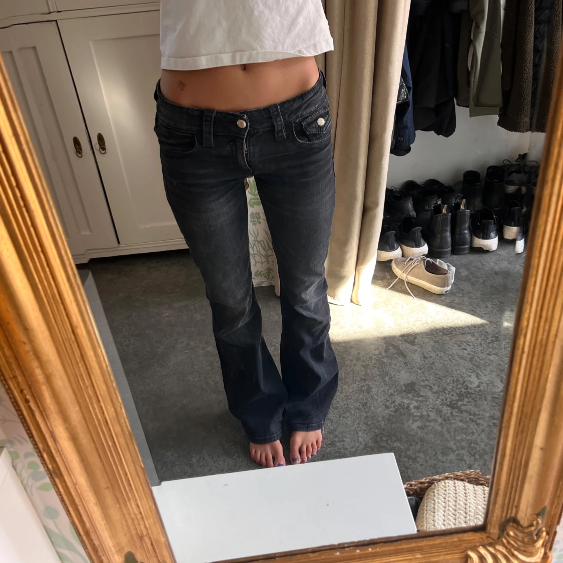 Svarta bootcut jeans med låg midja