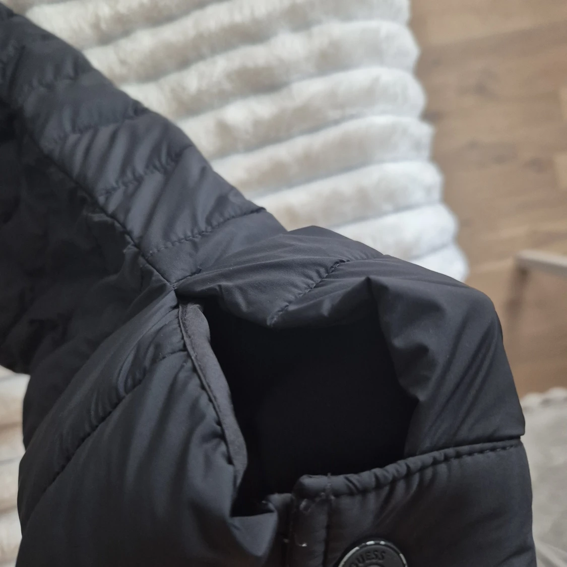 Svart pufferjacka från Guess - 3