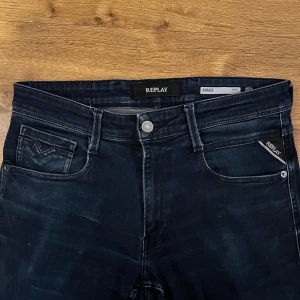 Marinblåa replay anbass - säljer riktigt snygga replay anbass jeans i strl W31L34 (sizetag finns). modellen är 183 och väger 70 kg dem är i mycket fint skick, nästan som nya! hör av dig vid frågor🤩