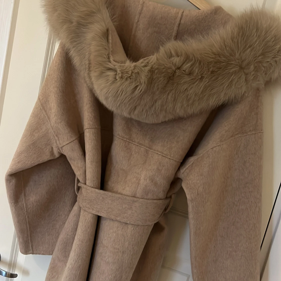 Beige kappa med pälsdetaljer och bälte - 2