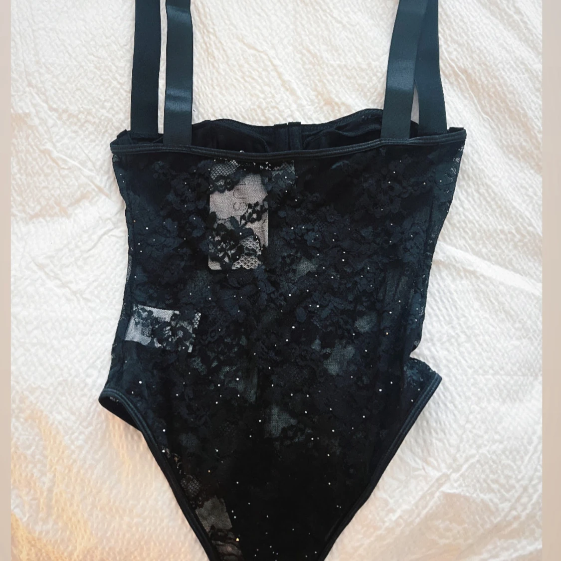 Svart spetsig body med paljetter - 1