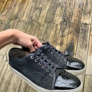 Lanvin skor  - Snygga blåa sneakers från Lanvin, I använt skick! Snabb affär prioriteras högt! Nypris 4000kr