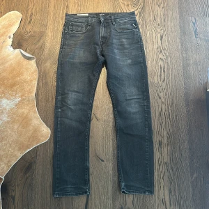 Replay jeans svarta  - Ett par svarta replay jeans i modell Rocco. De har en riktigt snygg tvätt, men har lite slitningar (se bilder). W29 L30