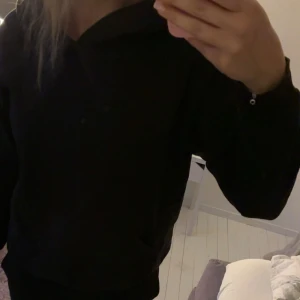 Svart hoodie med huva - Hoodie utan snören, vet ej storlek men skulle gissa på S!