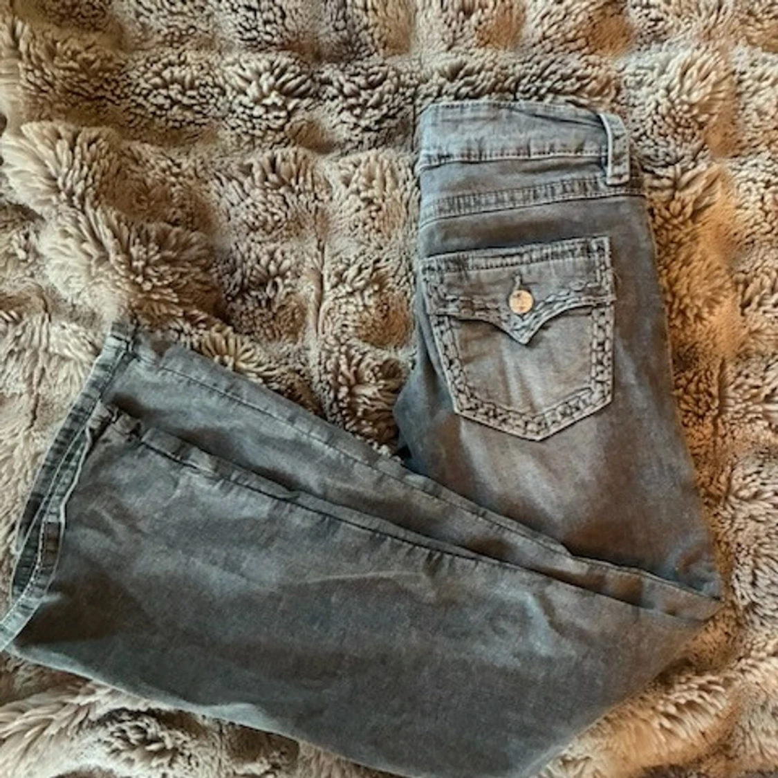 Grå bootcut jeans med detaljer - 2