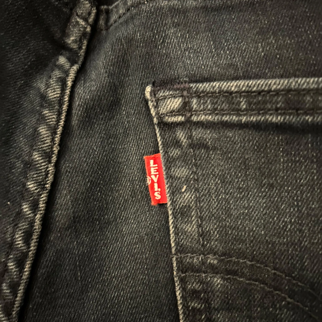 Mörkblåa Levis Jeans - 2