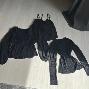 Klädpaket med toppar - Svart blus med långa ärmar och v-ringning. Svart linne med spetsdetaljer och tunna axelband. Svart genomskinlig tröja med långa ärmar och leopard mönster.  Svarta blusen storlek M Linnet storlek S Leopard tröjan storlek M