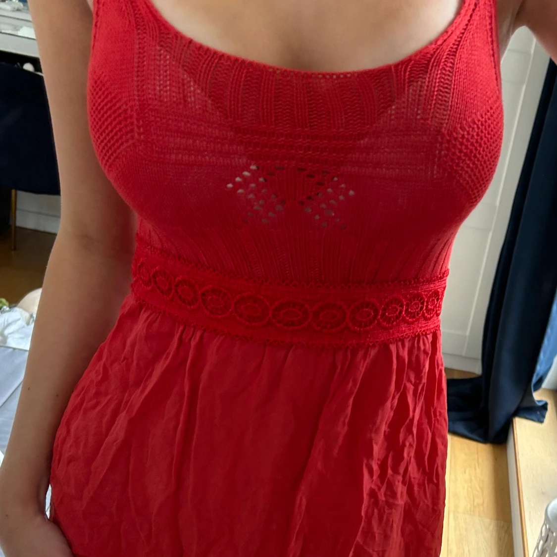 Röd stickad kortklänning med spets - 1