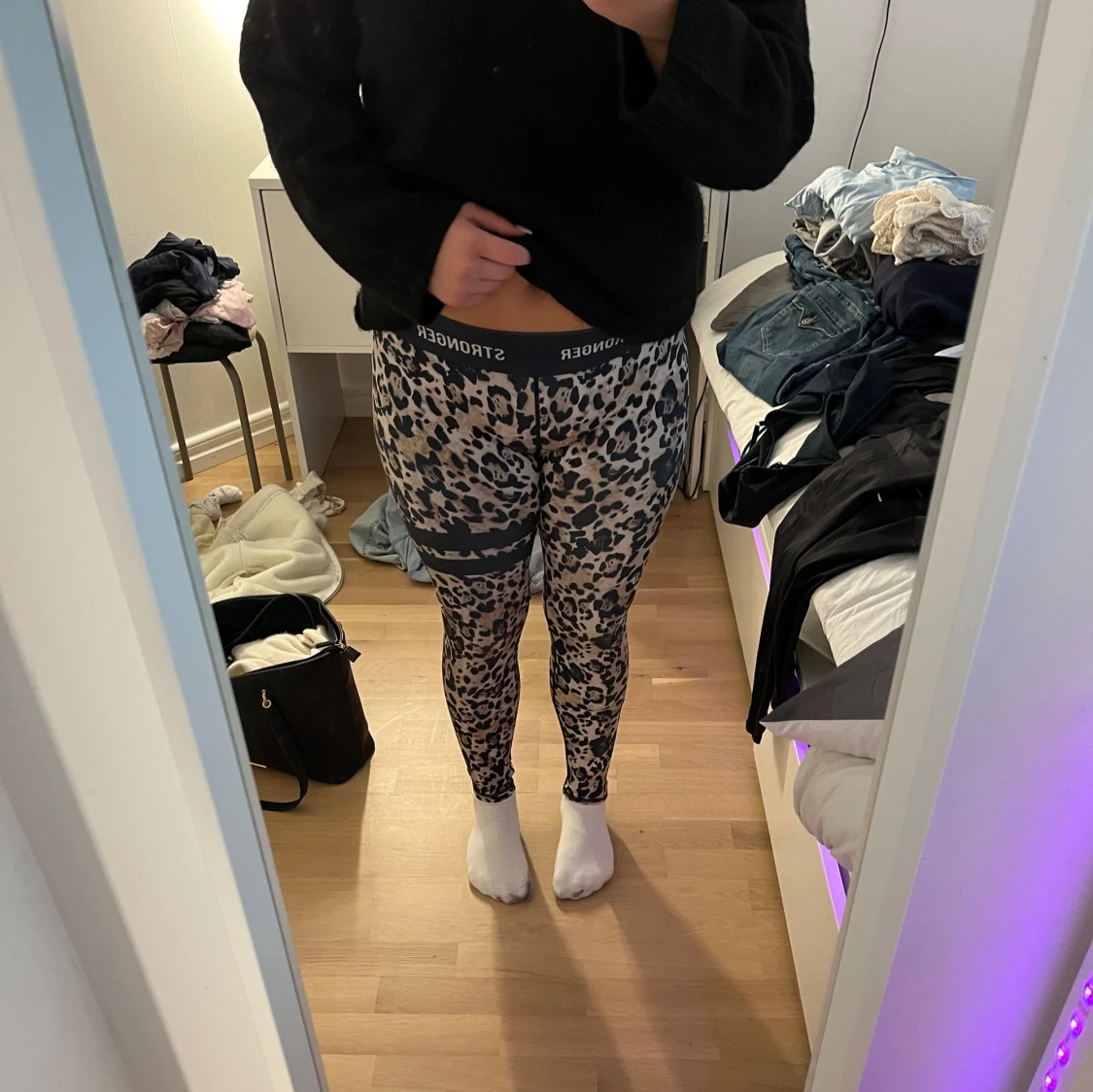 Leopardmönstrade leggings från Stronger - 1