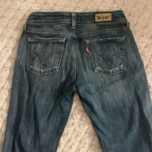 Levi's 570 Straight Fit jeans blå - Säljer mina Levis jeans, modellen heter 570 straight fit. Jag vet tyvärr inte vad de är för storlek på dom men dom passar mig som brukar ha storlek 34. Dom är i jättefint skick. Dom är väldigt lågmidjade.
