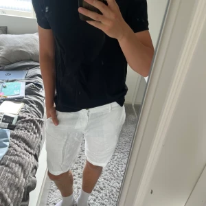 Svart H&M t-shirt  - Tja, säljer en snygg t-shirt från H&M. Storlek S och i bra skick. Skriv till mig vid minsta fundering. Mvh Marius 😁