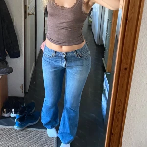 Lågmidjade Levi's jeans  - Suupersnygga lågmidjade jeans!! Storlek 30/34. Väldigt bra skick förutom något slitna längst ner. Säljer pga lite för korta på mig som är 170cm tyvärr! Midjemått ca 84cm  Skriv för fler bilder ❤️‍🔥❤️‍🔥