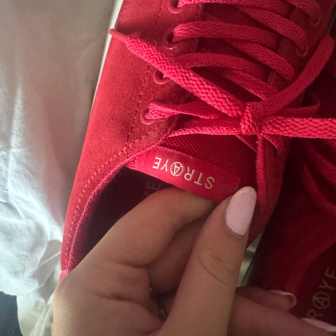 Röda sneakers från STRØYE - 2