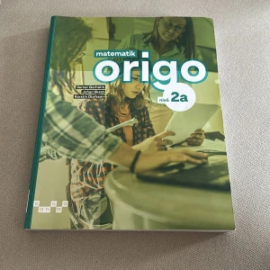 Matematik Origo nivå 2a - En modern och inspirerande mattebok för gymnasiet, perfekt för dig som vill utveckla dina kunskaper på nivå 2a. Boken är fylld med tydliga exempel och övningar som gör matematiken både rolig och begriplig.