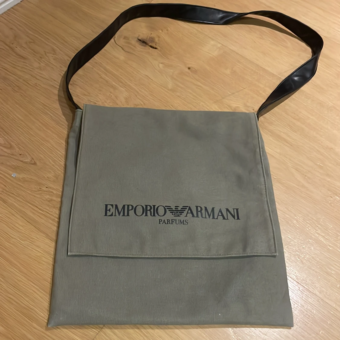 Emporio Armani axelväska i beige/grön canvas
