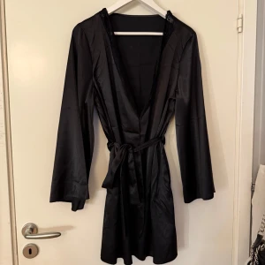 morgonrock  - jätte fin morgonrock i satin. aldrig använd, onesize