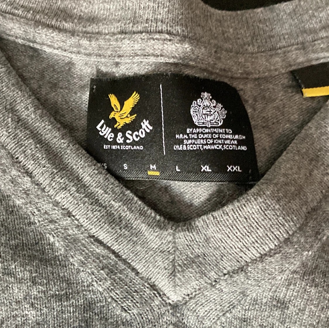 Grå stickad tröja från Lyle & Scott - 2