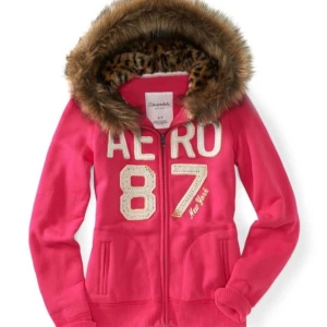Fur zipup från Aeropostale - Snygg rosa zipup från Aeropostale i mycket gott skick! Den har inga defekter. Storlek L men är väldigt liten i storleken, skulle säga att den sitter som en S💞