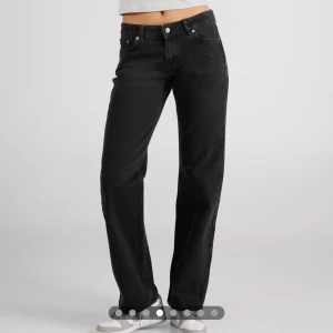 Helt nya svarta straight jeans från Junkyard - Hej, jag säljer mina helt nya junkyard jeans som aldrig är använda. Råkade köpa fel storlek och drog av lapparna så det är därför jag säljer dem. Dem är lågmidjade och straight. Om ni undrar över något eller vill ha fler bilder eller något är det bara att skriva!