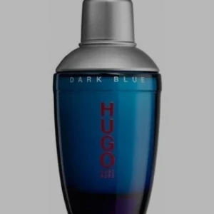 Hugo Boss Dark Blue parfym - En snygg parfymflaska från Hugo Boss i modellen Dark Blue. Flaskan är djupblå med silverfärgat lock och röd text. Den har en modern, rundad form och känns riktigt stilren på hyllan. Perfekt för dig som gillar klassiska dofter med en twist.