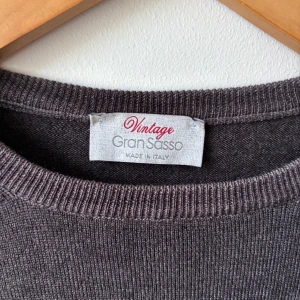 Gran sasso tröja - Säljer denna riktigt feta gran sasso tröjan gjort av 100% italiensk ull!⭐️Storlek 48 = S!🙌Skick : 9,5/10!👍Hör gärna av er om ni har funderingar!🤝