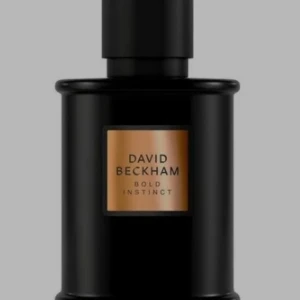 David Beckham Bold Instinct parfym - Snygg parfymflaska i svart med guldig etikett från David Beckham. Flaskan har en stilren, rundad form och känns lyxig och modern. Perfekt för dig som gillar eleganta och maskulina dofter.