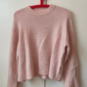 Ljusrosa stickad tröja Gina Tricot - Supermysig ljusrosa stickad tröja från Gina Tricot. Tröjan har rund halsringning, ribbade muddar och är långärmad. Perfekt för lager-på-lager och chill dagar. Passar dig som gillar en enkel men söt stil.